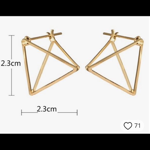 MODERN 3D TRIANGULAR PYRAMID STUD EARRING - Picture 2 of 4